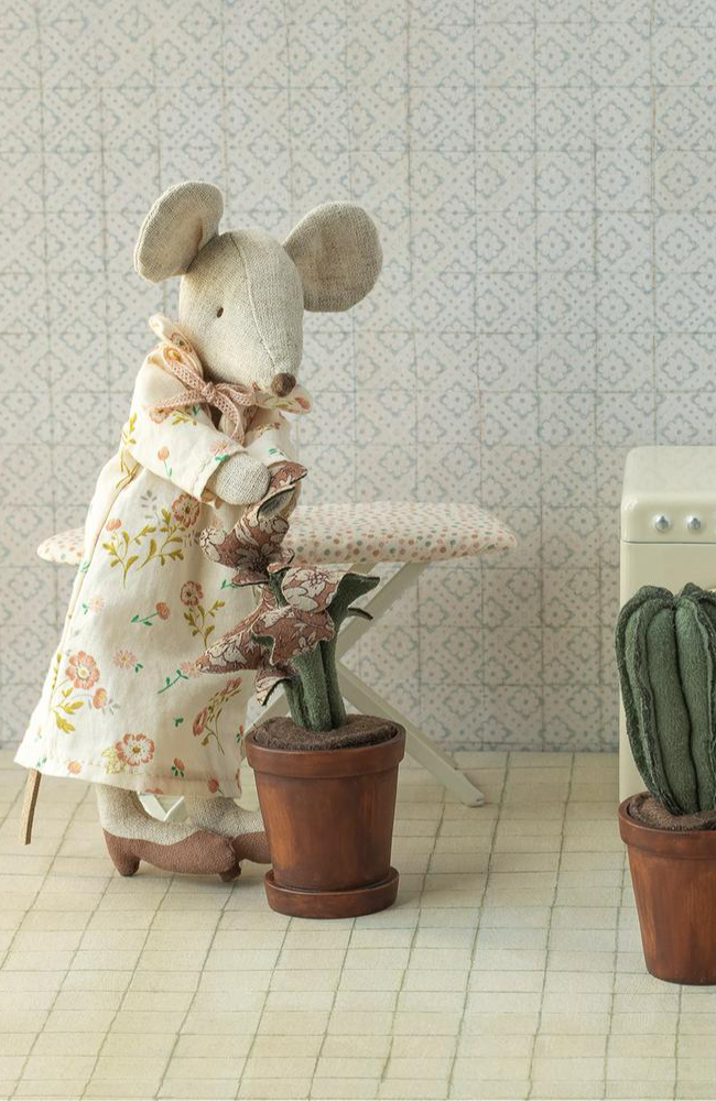 Iron and ironing board, Mouse