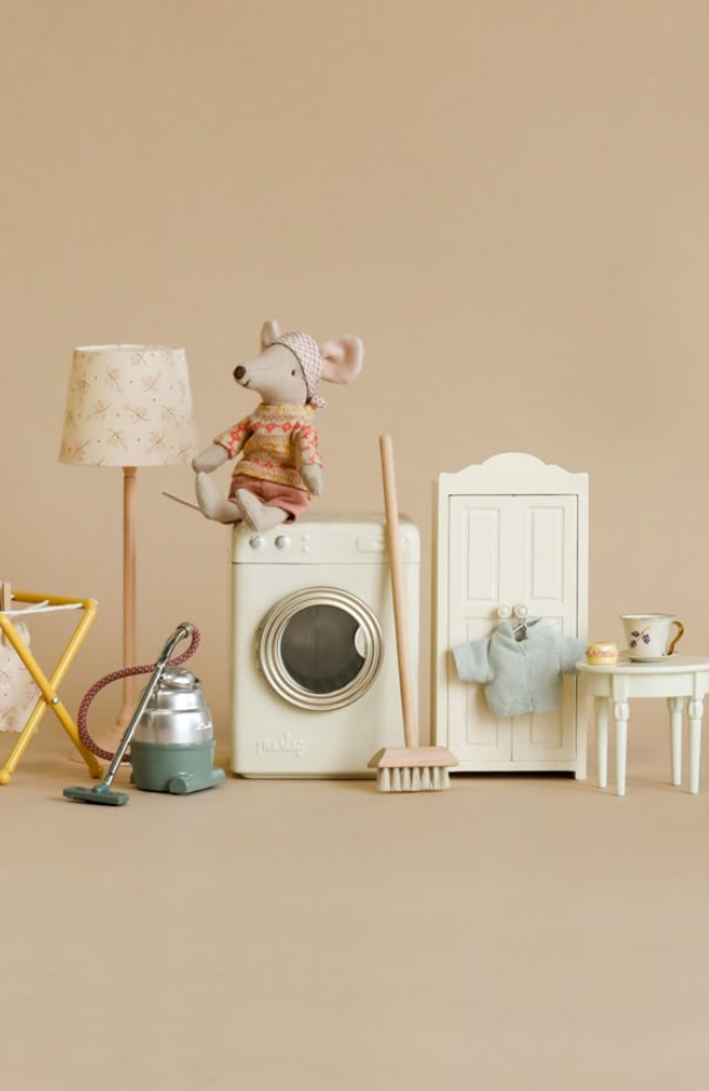 Wooden Closet - Mouse