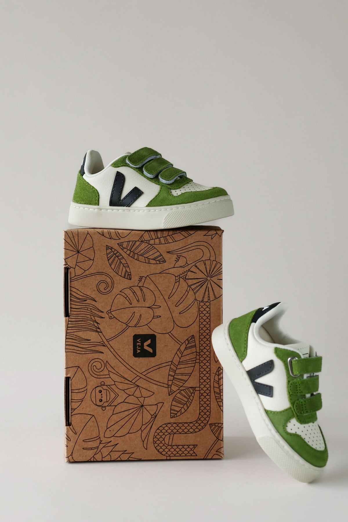 V90 Leather Sneakers - Pure / Black / Kiwi