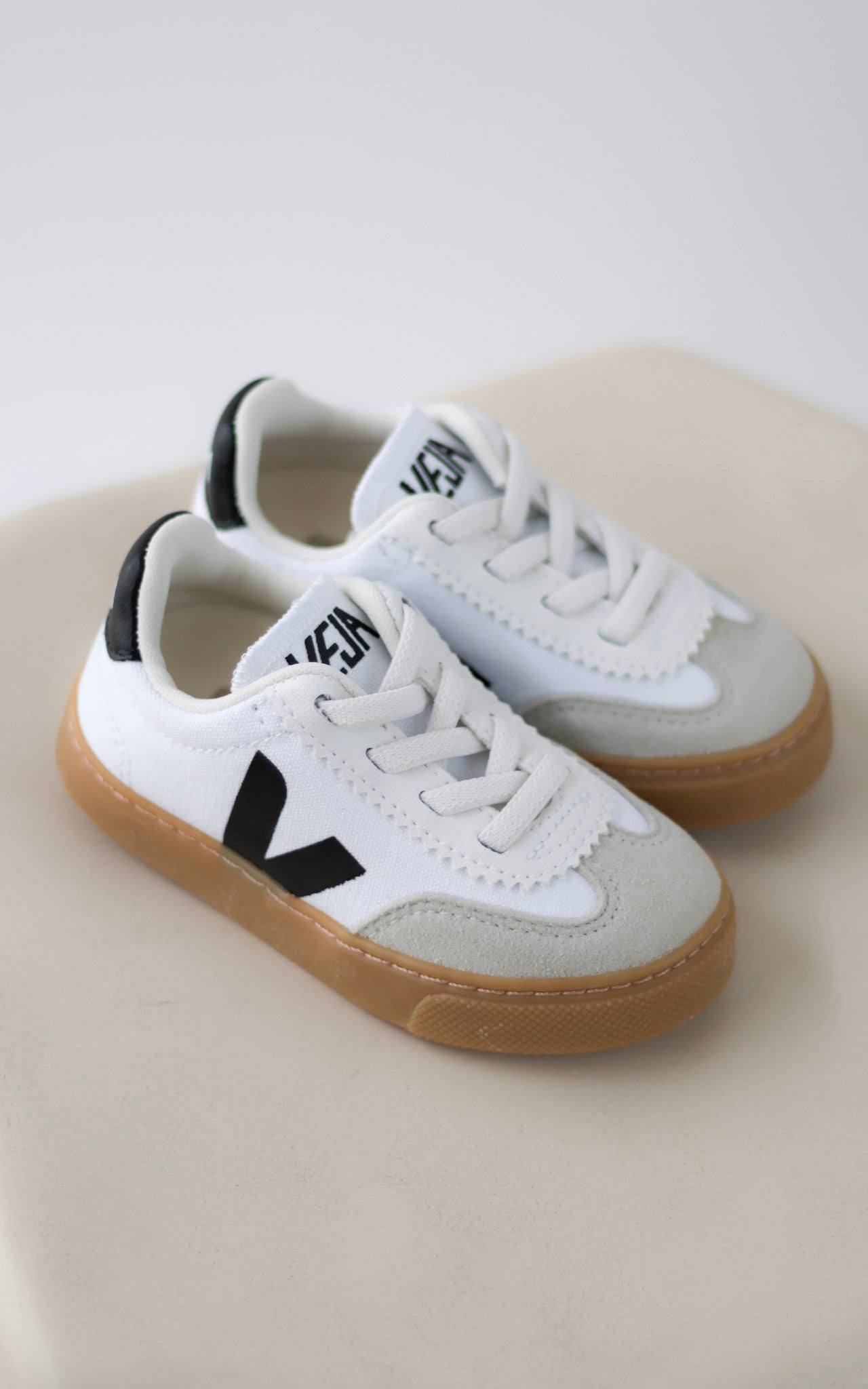 Volley Canvas - White/Black