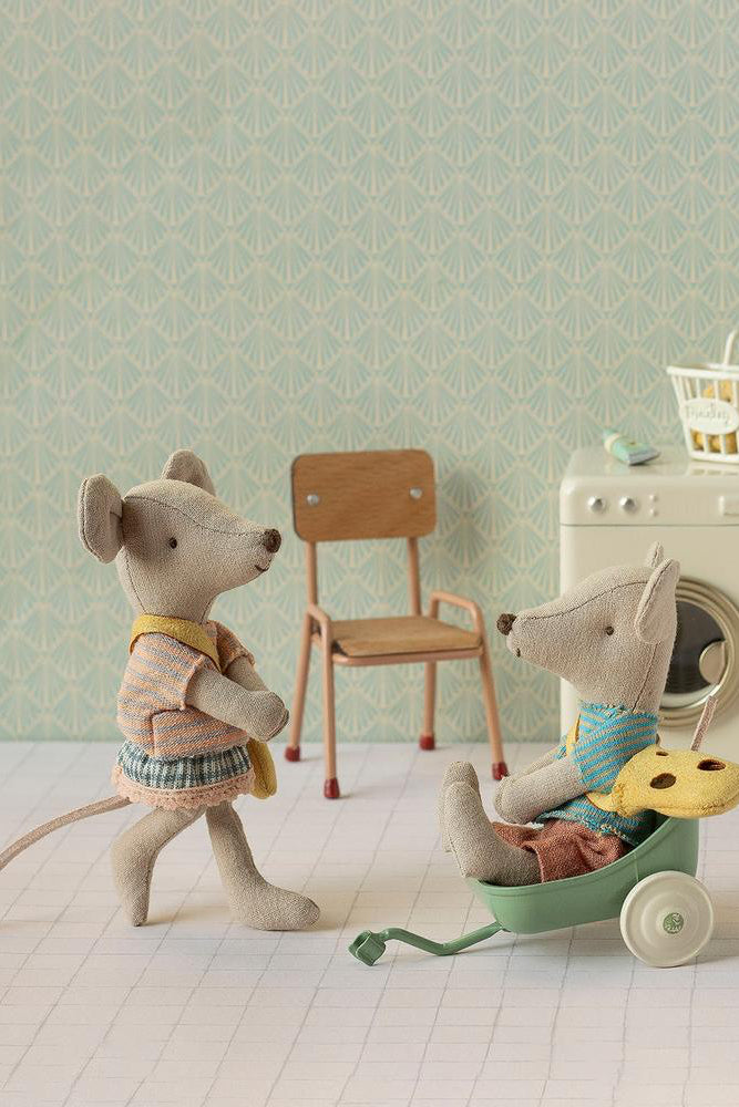 Little sister mouse with bag