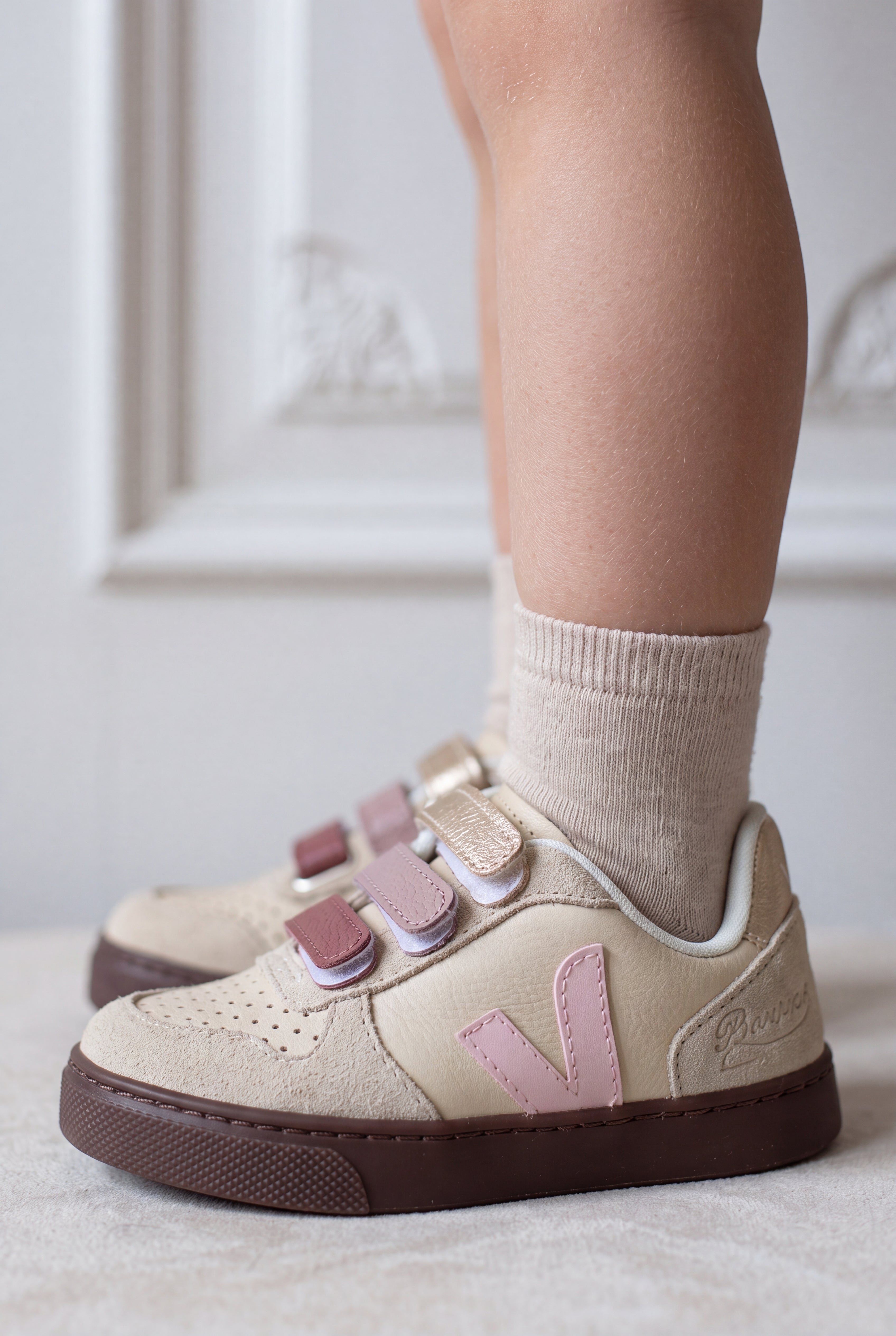 Bonpoint x Veja V10 Leather Sneakers - Areia Petale