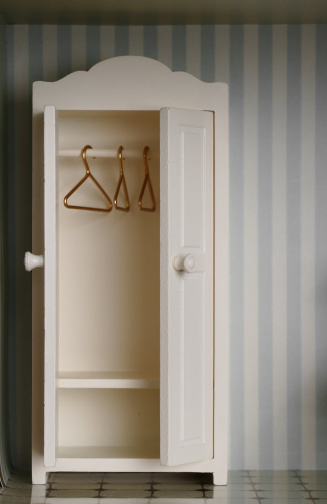 Wooden Closet - Mouse