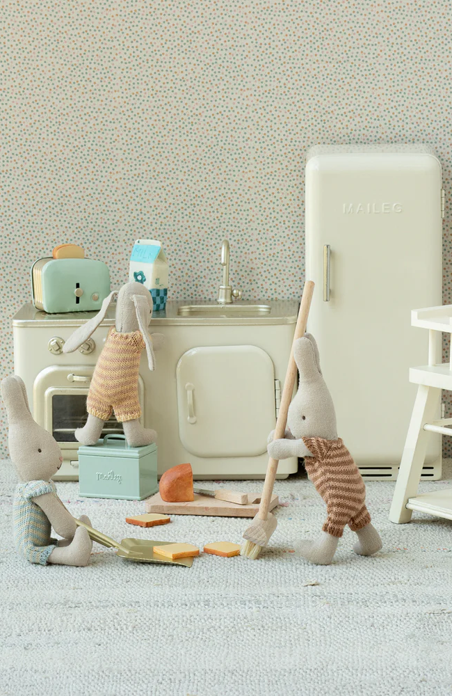 Bread Box W. Utensils