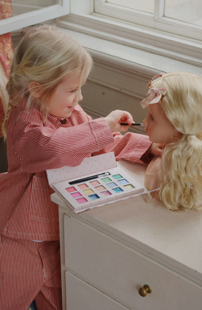 Lili Make Up Salon - Multi