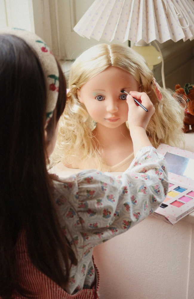 Lili Make Up Salon - Multi