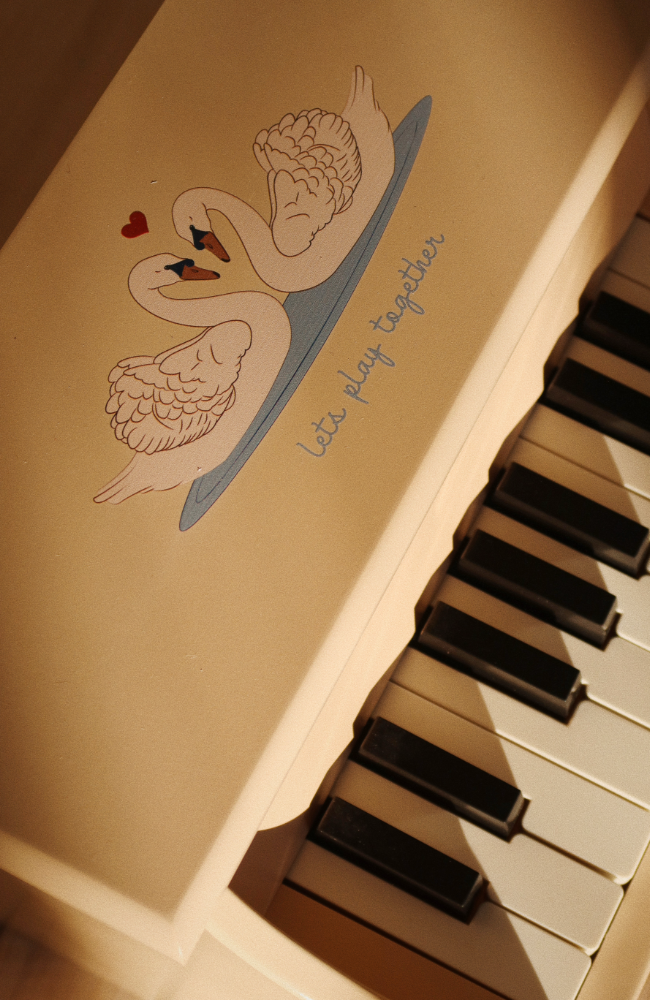 Wooden Piano - Swan