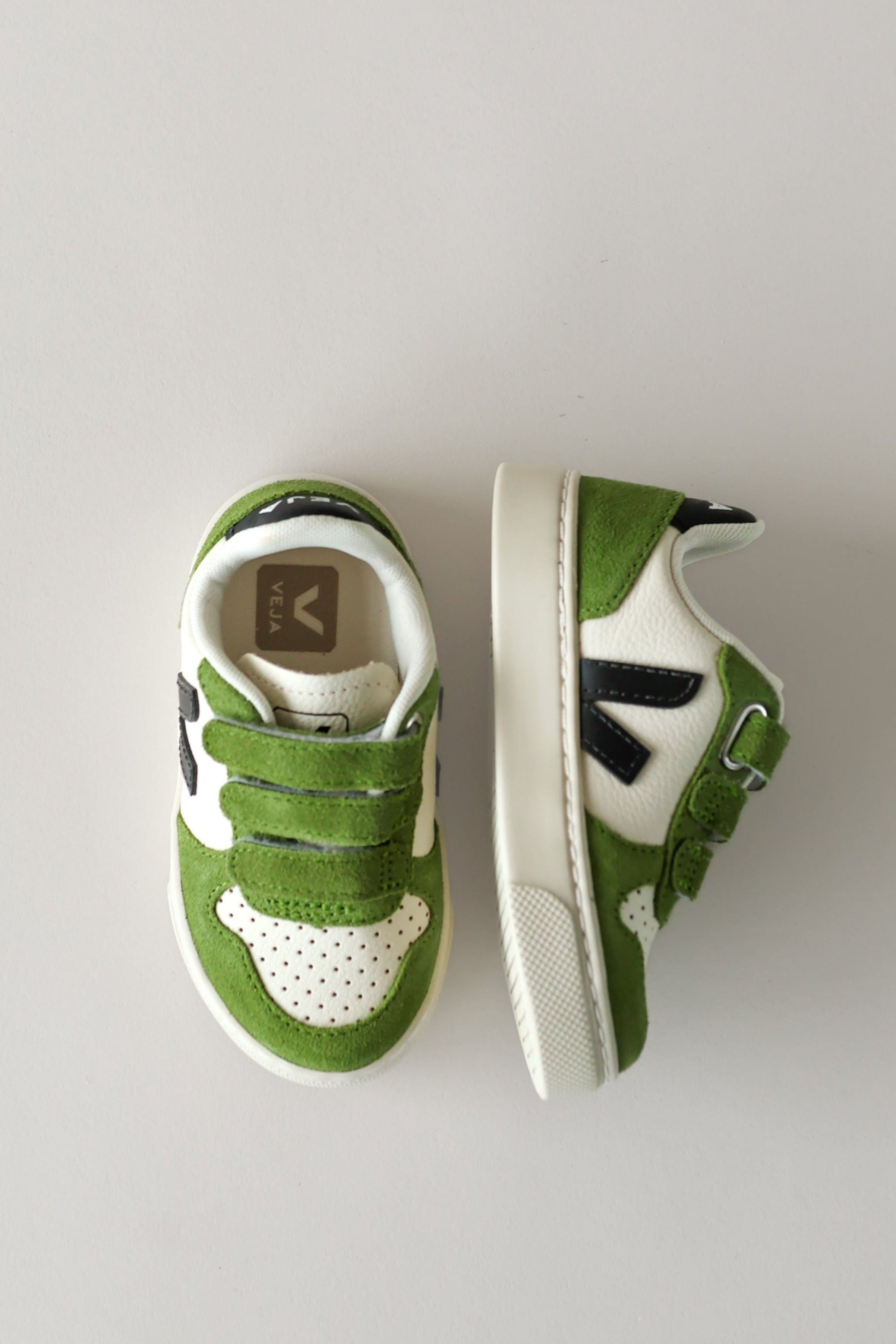 V90 Leather Sneakers - Pure / Black / Kiwi