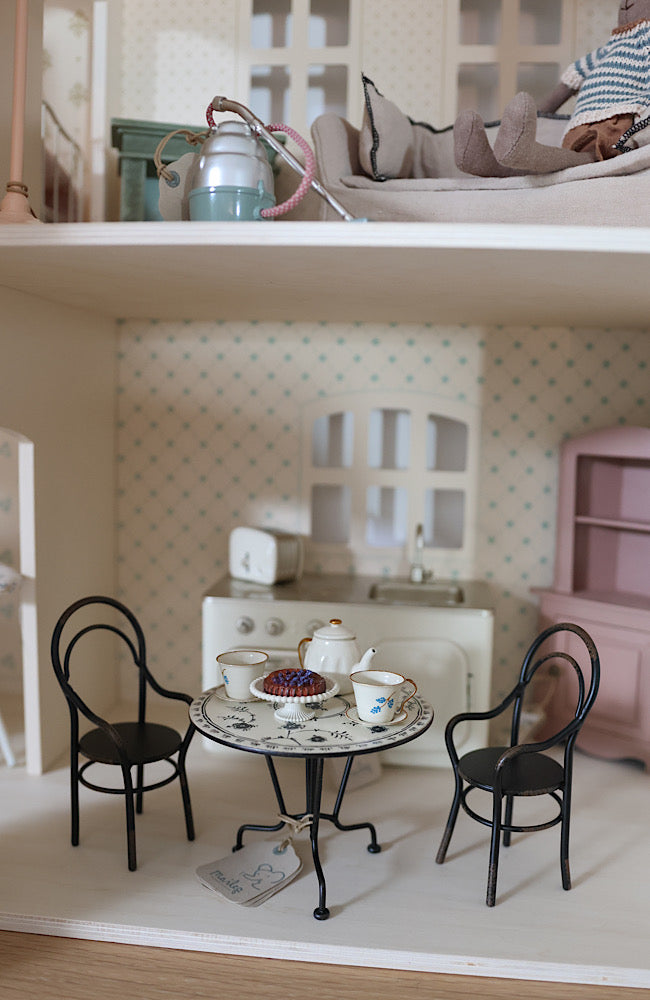 Dining Table w/ 2 chairs