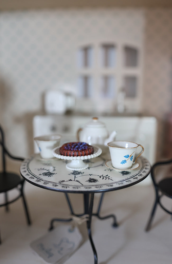 Dining Table w/ 2 chairs