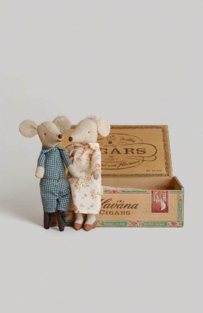 Grandma And Grandpa Mice In Cigarbox