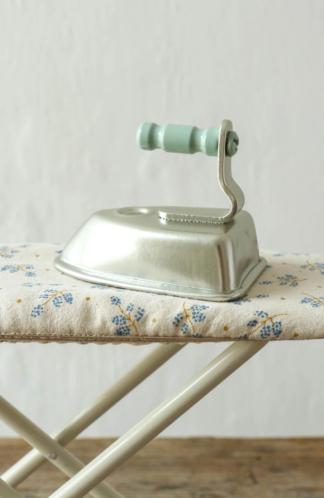 Iron & Ironing Board